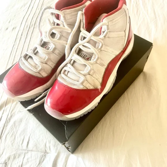 Jordan 11 red cherrys - Picture 2 of 2
